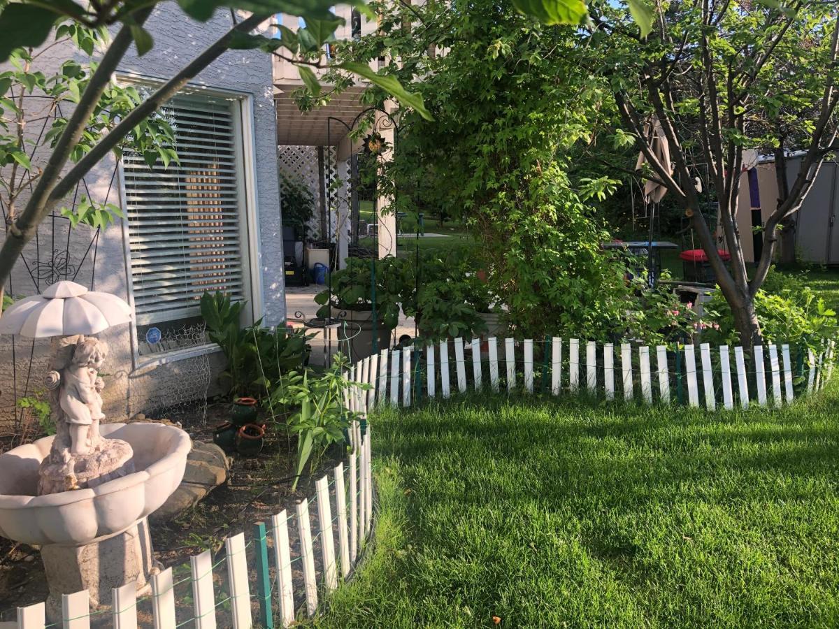 Hamptons Rose Garden Family! Hotel YYC Exterior foto